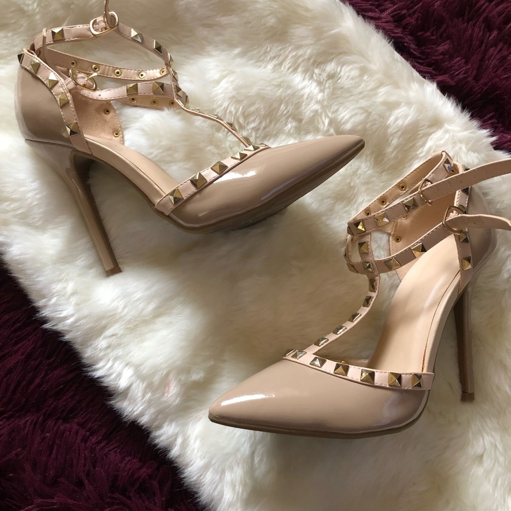 Wild Diva Women's Pointed-Toe Rockstud Heeled Pump